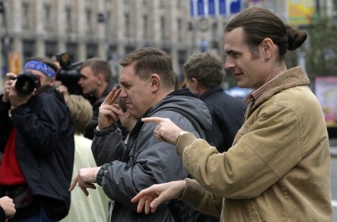 Для всех. Каждый желающий мог выучить несколько слов; фото Е.Клёна