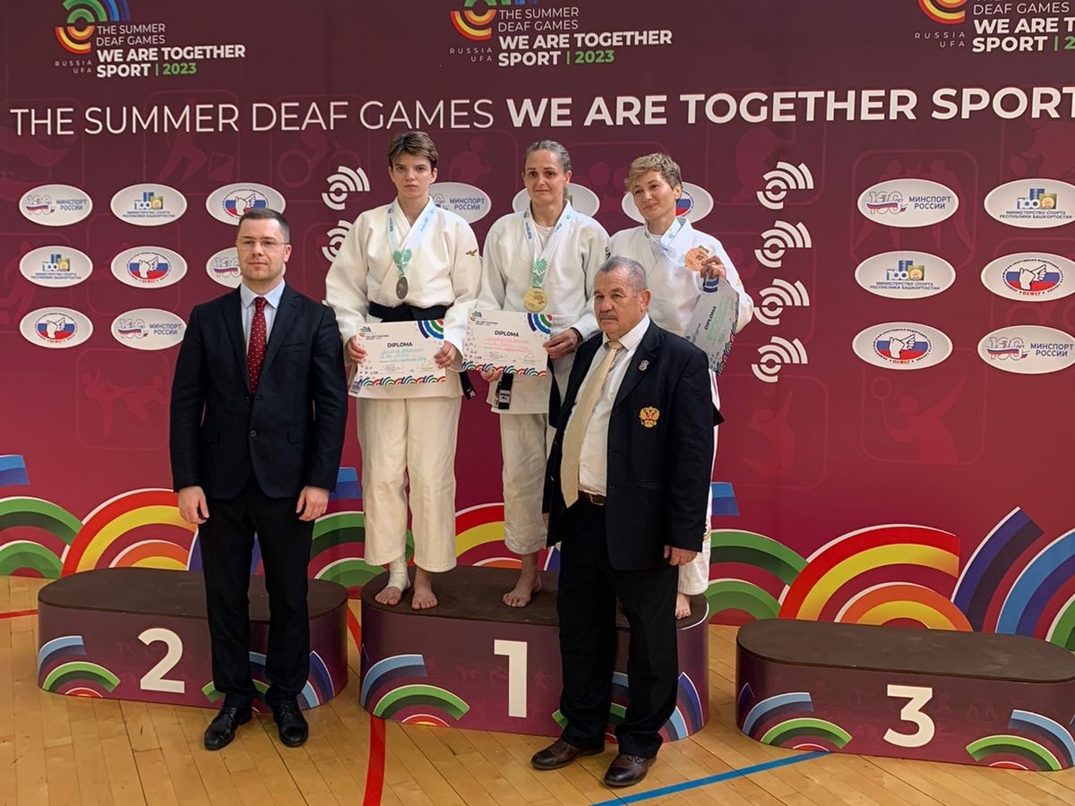 пожилой учитель. старый учитель был немного глуховат какая глава. пожилой профессор. учительница старой школы. старый учитель.