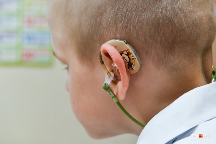 У многих учеников стоят кохлеарные имплантаты, которые имитируют внутреннее ухо. Но для внятной речи детям постоянно нужно заниматься