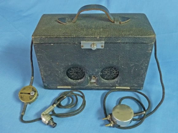 Самый старый прибор. Слуховой аппарат «Phonophor» 1878. Первый слуховой аппарат 1895. Слуховой аппарат акуфон 19 века. Первый слуховой аппарат 1901.